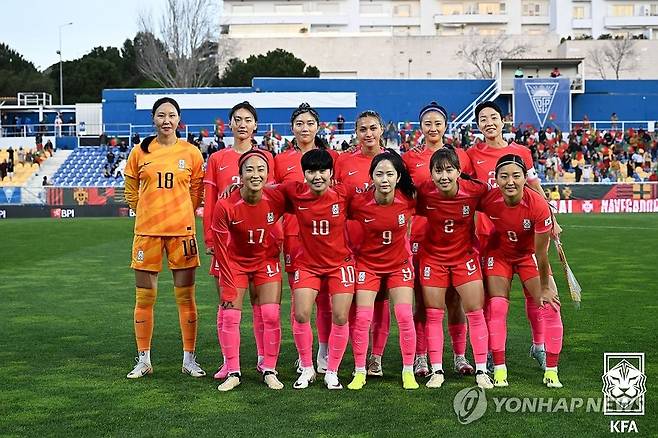 포르투갈과 경기 앞둔 여자축구 대표팀 (서울=연합뉴스) 한국 여자축구 국가대표팀이 28일(한국시간) 포르투갈 에스토릴 이스타디우 안토니우 코임브라 다모타에서 열린 포르투갈과의 친선경기에서 1-5로 패배했다. 사진은 여자축구 대표팀이 경기 출전에 앞서 기념 촬영을 하고 있는 모습. 2024.2.28 [대한축구협회 제공. 재판매 및 DB 금지] photo@yna.co.kr