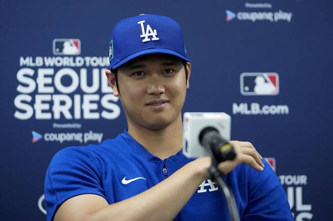 LA다저스 오타니 쇼헤이가 16일 미국프로야구(MLB) 월드 투어 공식 개막시리즈를 앞두고 고척스카이돔에서 인터뷰를 하고 있다. 사진=AP PHOTO