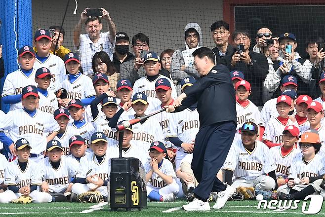 윤석열 대통령이 16일 오후 서울 용산 어린이정원 내 어린이야구장에서 진행된 샌디에이고 파드리스 유소년 클리닉 행사에 참석해 타격시범을 보이고 있다. (사진공동취재단) 2024.3.16/뉴스1 ⓒ News1 이승배 기자