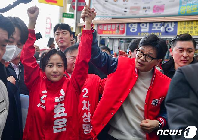 한동훈 국민의힘 비상대책위원장이 16일 오전 경기 오산시 오색시장을 찾아 시민들에게 인사하고 있다. (공동취재) 2024.3.16/뉴스1 ⓒ News1 임세영 기자