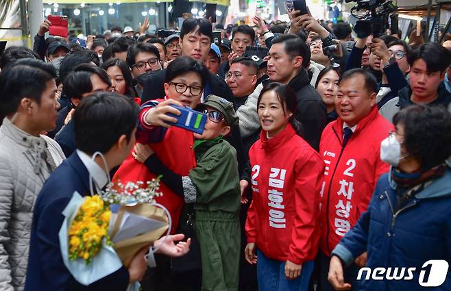 한동훈 국민의힘 비상대책위원장이 16일 오전 경기 오산시 오색시장을 찾아 시민들과 기념 촬영을 있다. (공동취재) 2024.3.16/뉴스1 ⓒ News1 임세영 기자