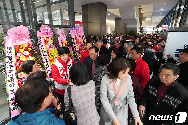 16일 오후 서울 영등포동에서 열린 김영주 국민의힘 서울 영등포갑 후보 선거사무소 개소식에서 김 후보가 참석자들과 악수하고 있다. (김 후보 측 제공)