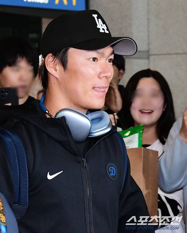 LA 다저스 선수단이 15일 오후 인천공항 제1터미널을 통해 입국했다. 입국장 나서는 LA 다저스 야마모토 요시노부. 인천공항=송정헌 기자songs@sportschosun.com