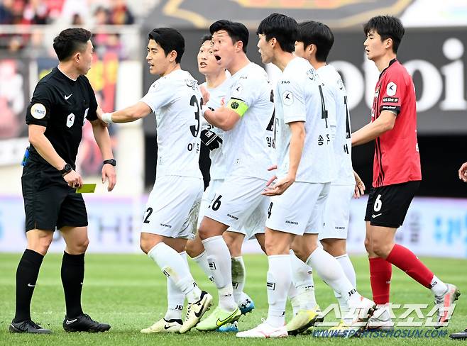 16일 서울월드컵경기장에서 열린 K리그1 2024 3라운드 FC 서울과 제주 유나이티드의 경기, 제주 임채민이 심판의 판정에 어필하고 있다. 상암=허상욱 기자wook@sportschosun.com/2024.03.16/