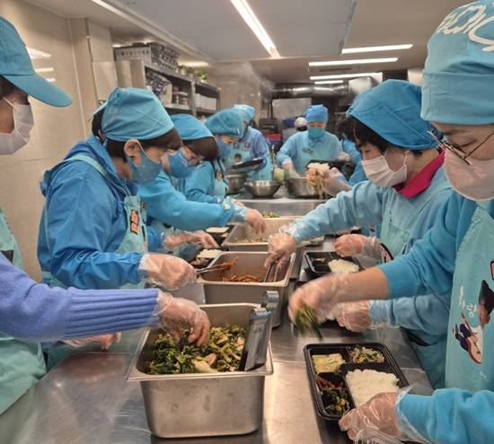 영웅시대 밴드(나눔모임)이 61번째 도시락 봉사를 마쳤다. 서울역 쪽방촌에서 진행한 이번 도시락 봉사에는 가수 임영웅의 '미스터트롯 眞' 4주년을 축하하는 의미가 담겨 있다. /영웅시대