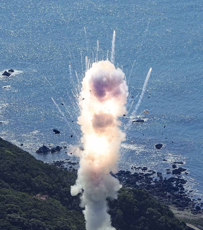 일본 우주 벤처기업 스페이스원이 13일 오전 11시쯤 혼슈 와카야마(和歌山)현 남부 구시모토초(串本町)의 발사장에서 쏘아올린 민간 개발 로켓 '카이로스' 1호기가 발사 수초후 폭발했다. /교도 연합뉴스