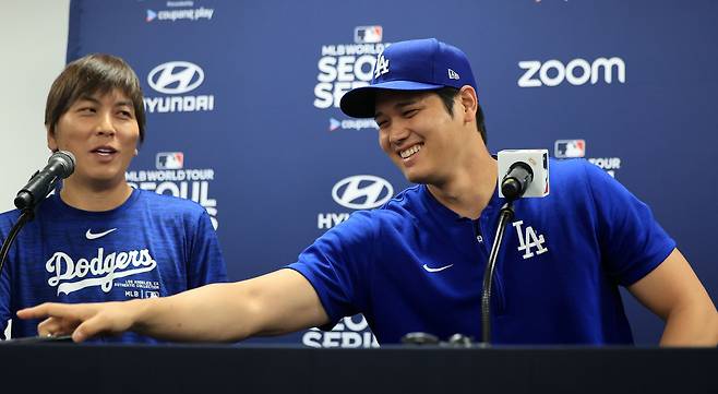 미국프로야구(MLB) 월드투어 서울시리즈에 출전하는 LA 다저스 오타니 쇼헤이가 16일 오후 서울 구로구 고척스카이돔에서 열린 공식 기자회견에서 환하게 웃고 있다. 왼쪽은 그의 통역 미즈하라 잇페이. /뉴스1