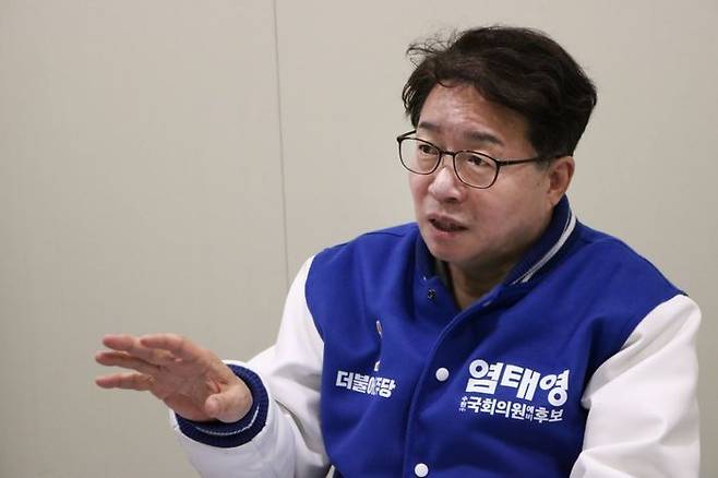 염태영 더불어민주당 경기 수원무 예비후보가 15일 수원무 선거 캠프에서 모인 지역민들과의 면담을 마친 직후 데일리안과의 인터뷰에 응하고 있다. ⓒ데일리안 김수현 기자