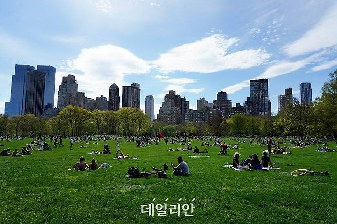 미국 뉴욕 시민이 맨해튼 센트럴 파크 잔디 구역에서 휴식하고 있다. ⓒ연합뉴스