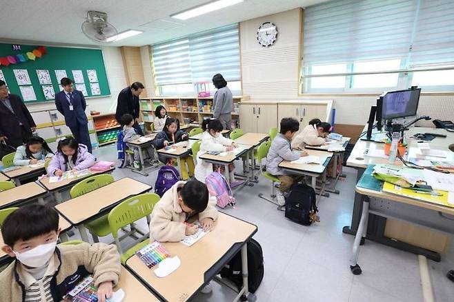 임태희 경기도교육감이 지난 15일 남양주 다산한강초등학교 늘봄교실을 방문해 학생과 대화를 나누고 있다. ⓒ경기도교육청 제공