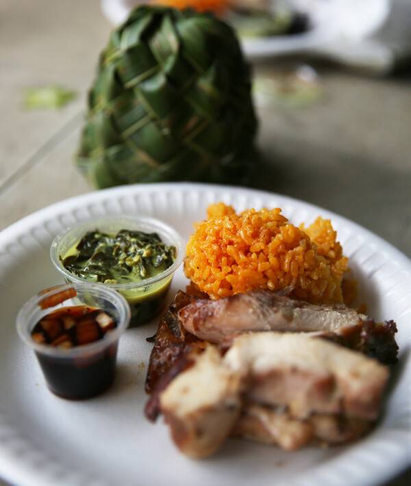 차모로인들의 전통식인 바비큐 요리와 ‘레드 라이스’와 소스 ‘피나데니’. 박미향 기자