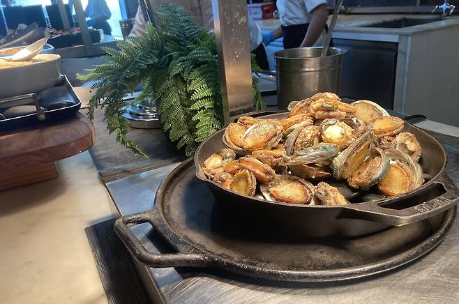 롯데호텔 괌에 있는 뷔페식당 라세느의 전복버터구이. 전남 완도산 전복을 급랭해 매일 항공편으로 공수해온다. 박미향 기자