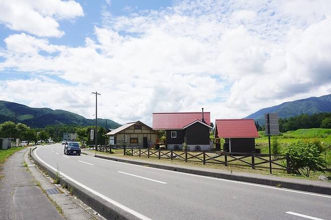 산으로 둘러싸인 평화로운 산악 마을인 하쿠바촌.