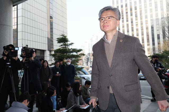 김택우 대한의사협회 비대위원장이 15일 서울 마포구 서울경찰청 공공범죄수사대로 출석하고 있다. 뉴스1