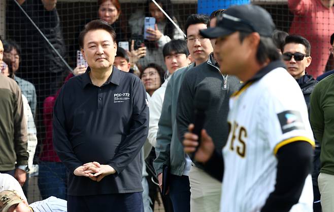 <yonhap photo-2672=""> 김하성 소감 듣는 윤석열 대통령 (서울=연합뉴스) 진성철 기자 = 윤석열 대통령이 16일 서울 용산어린이정원 야구장에서 열린 샌디에이고 파드리스의 어린이 야구교실에서 유소년 야구선수들과 함께 김하성의 소감 발언을 듣고 있다. 2024.3.16 [대통령실통신사진기자단] zjin@yna.co.kr/2024-03-16 15:13:12/ <저작권자 ⓒ 1980-2024 ㈜연합뉴스. 무단 전재 재배포 금지, AI 학습 및 활용 금지></yonhap>