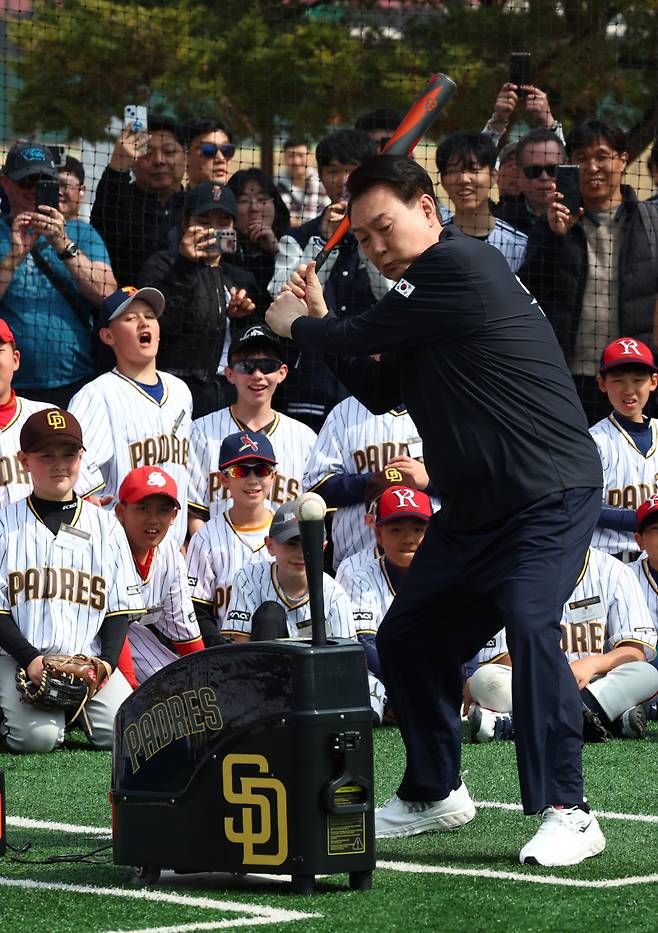 <yonhap photo-2675=""> 타격 선보이는 윤석열 대통령 (서울=연합뉴스) 진성철 기자 = 윤석열 대통령이 16일 서울 용산어린이정원 야구장에서 열린 샌디에이고 파드리스의 어린이 야구교실에서 유소년 야구선수들이 지켜보는 가운데 직접 타격해 보고 있다. 2024.3.16 [대통령실통신사진기자단] zjin@yna.co.kr/2024-03-16 15:15:53/ <저작권자 ⓒ 1980-2024 ㈜연합뉴스. 무단 전재 재배포 금지, AI 학습 및 활용 금지></yonhap>