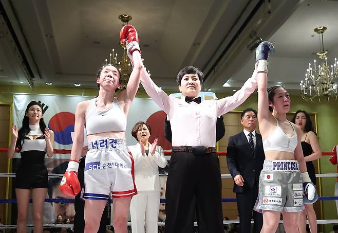 <yonhap photo-3473=""> '무승부로 끝난 혈투' (서울=연합뉴스) 김성민 기자 = 16일 오후 서울 서대문구 스위스 그랜드 호텔에서 열린 'WIBA 미니멈급 세계 TM 10R'에서 무승부를 거둔 대한민국 서려경(왼쪽)과 일본 요시카와 리유나가 손을 들어올리고 있다. 2024.3.16 ksm7976@yna.co.kr/2024-03-16 20:52:37/ <저작권자 ⓒ 1980-2024 ㈜연합뉴스. 무단 전재 재배포 금지, AI 학습 및 활용 금지></yonhap>