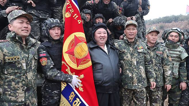 북한 김정은, 탱크병 대항훈련경기 지도 [사진 제공: 연합뉴스]