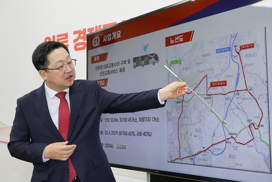 지난 5일 오전 이장우 대전시장이 대전도시철도2호선 트램건설 최종 사업비를 발표하면서 노선을 설명하고 있다. [사진 대전시]