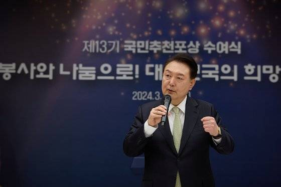 윤석열 대통령이 15일 서울 용산 대통령실 청사에서 열린 제13기 국민추천포상 수여식에서 마무리 발언을 하고 있다. 사진 대통령실