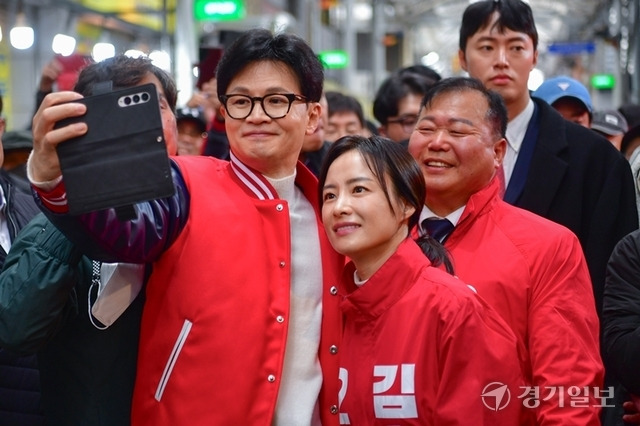 국민의힘 한동훈 비상대책위원장이 16일 오후 오산시 오산오색시장 상인연합회 간담회를 마치고 김효은 예비후보와 시장을 돌며 시민들과 인사하고 있다. 홍기웅기자