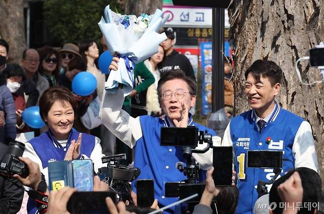 (용인=뉴스1) 임세영 기자 = 이재명 더불어민주당 대표가 16일 오후 경기 용인시 수지구 수지구청역 거리에서 시민들을 향해 인사를 하고 있다. (공동취재) 2024.3.16/뉴스1  Copyright (C) 뉴스1. All rights reserved. 무단 전재 및 재배포,  AI학습 이용 금지. /사진=(용인=뉴스1) 임세영 기자