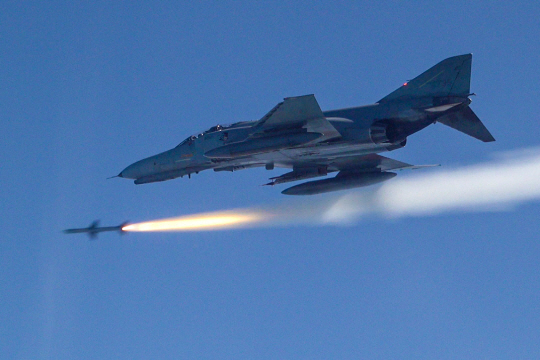 한미 공군은 지난 11일부터 15일까지 서해 해상사격장에서 연합 공대공·공대지 실사격 훈련을 실시했다. 사진은 F-4E 팬텀이 공중 표적을 향해 AIM-7M 공대공미사일을 발사하고 있는 모습. 공군 제공
