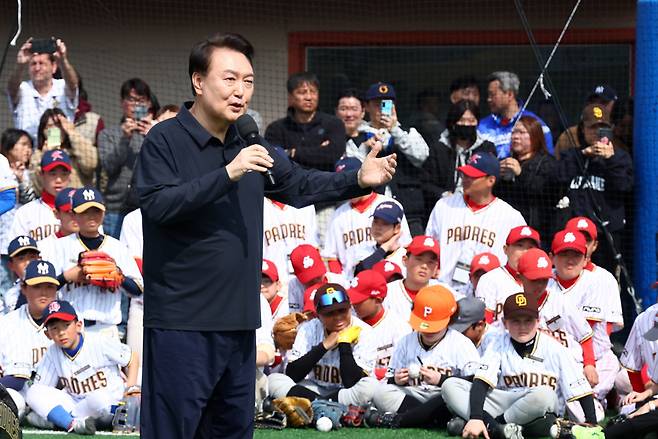 윤석열 대통령이 16일 서울 용산어린이정원 야구장에서 열린 샌디에이고 파드리스의 어린이 야구교실에서 격려 발언을 하고 있다. [연합]