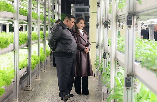 [서울=뉴시스] 북한 노동신문은 김정은 국무위원장이 딸 주애와 함께 15일 평양 강동 온실농장 준공식에 참석했다고 16일 보도했다. 사진은 참석 모습. 2024.03.16. (사진=노동신문 캡처) *재판매 및 DB 금지