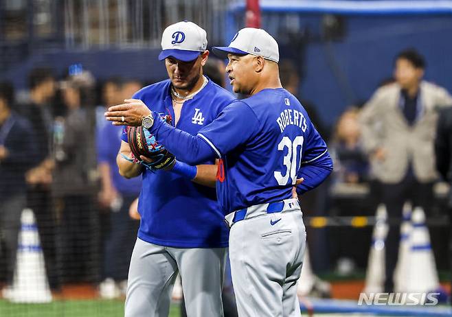 [서울=뉴시스] 정병혁 기자 = 16일 서울 구로구 고척스카이돔에서 열리는 메이저리그(MLB) 월드투어 서울시리즈에 참가하는 LA다저스 데이브 로버츠 감독이 훈련을 지켜보고 있다. 2024.03.16. jhope@newsis.com