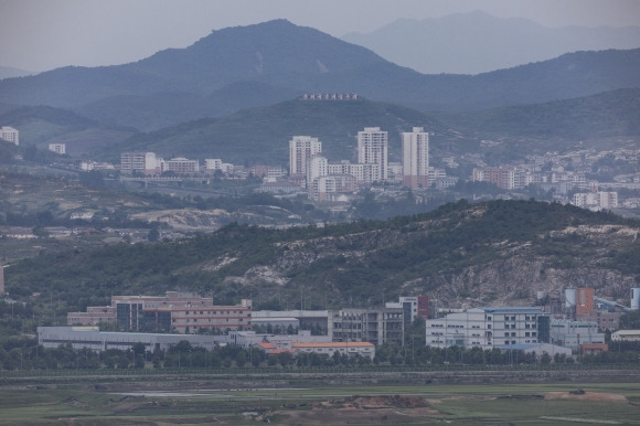 경기도 파주시 서부전선 비무장지대(DMZ) 도라전망대에서 바라본 북한 개성공단 일대와 개성 시내. 연합뉴스