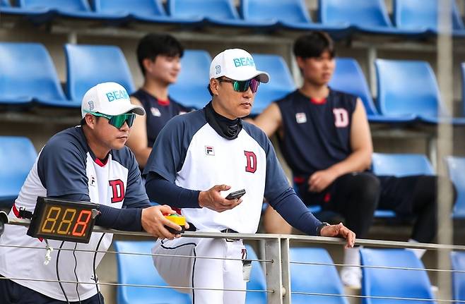 이승엽 두산 감독이 호주 시드니 전지훈련 중 투수들의 훈련을 지켜보고 있다. 두산 베어스 제공