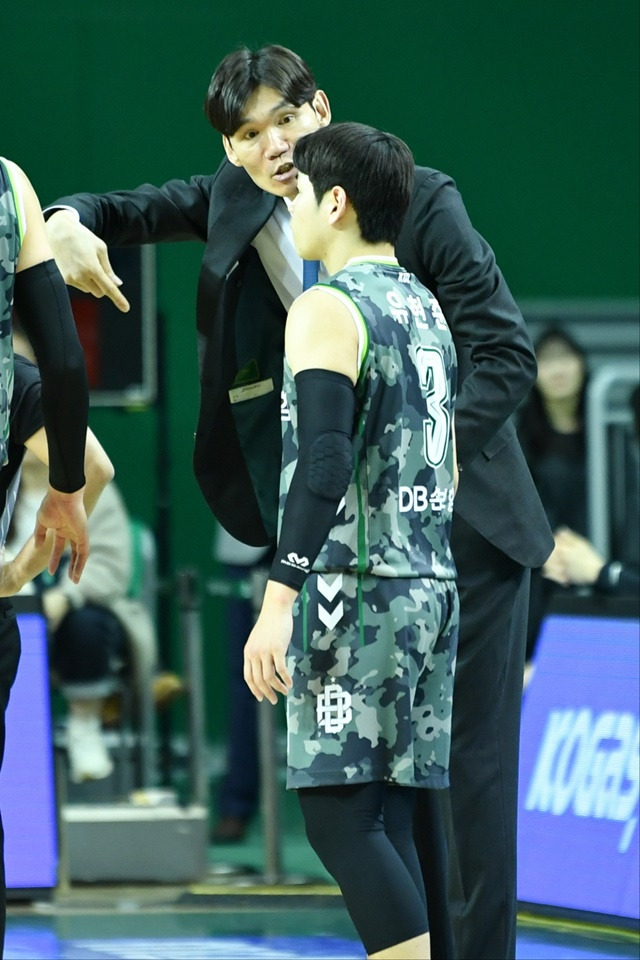 유현준(앞)과 김주성 감독. /사진=KBL 제공