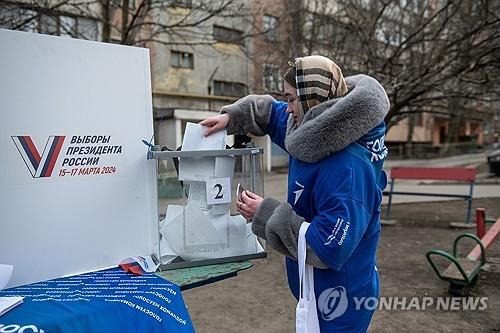 도네츠크 사전 투표소에서 투표하는 주민 [EPA=연합뉴스 자료사진. 재판매 및 DB 금지]