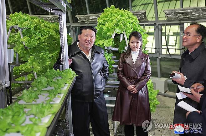 북한 김정은, 딸 주애와 강동종합온실 준공식 참석 (평양 조선중앙통신=연합뉴스) 김정은 북한 국무위원장이 지난 15일 딸 주애와 강동종합온실 준공 및 조업식에 참석했다고 조선중앙통신이 16일 보도했다. 2024.3.16 
    [국내에서만 사용가능. 재배포 금지. For Use Only in the Republic of Korea. No Redistribution] nkphoto@yna.co.kr