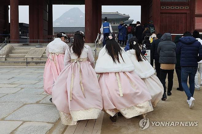 지난 3일 오후 서울 종로구 경복궁을 찾은 외국인 관광객들이 바람에 몸을 웅크리고 있다. [연합뉴스 자료사진]