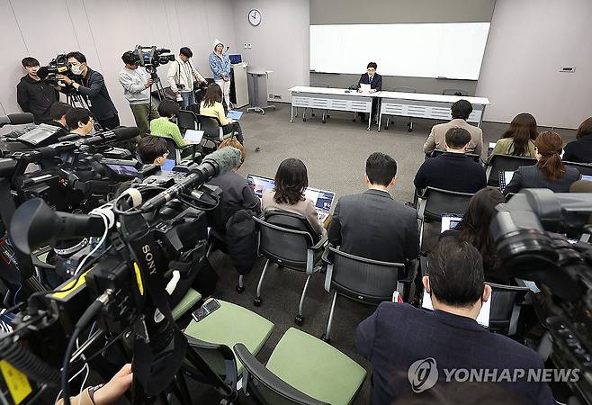 '의대 교수 집단사직 결의' 기자회견장 모인 취재진 (서울=연합뉴스) 김성민 기자 = 방재승 서울의대 교수협의회 비상대책위원장이 16일 오전 서울 종로구 광화문광장 인근 컨퍼런스룸에서 열린 집단사직 결의 관련 기자회견에서 발언하고 있다. 2024.3.16 ksm7976@yna.co.kr