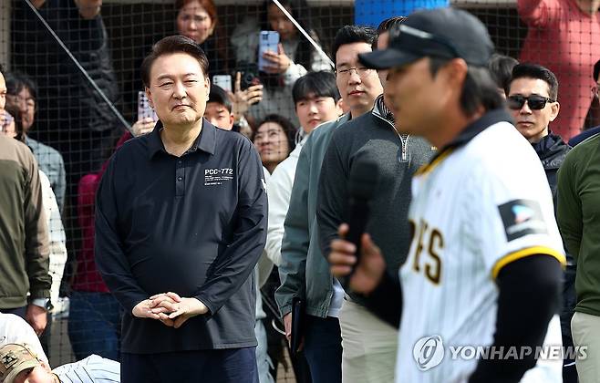 김하성 소감 듣는 윤석열 대통령 (서울=연합뉴스) 진성철 기자 = 윤석열 대통령이 16일 서울 용산어린이정원 야구장에서 열린 샌디에이고 파드리스의 어린이 야구교실에서 유소년 야구선수들과 함께 김하성의 소감 발언을 듣고 있다.  2024.3.16  [대통령실통신사진기자단] zjin@yna.co.kr