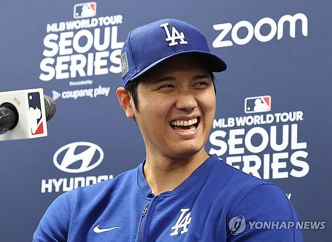 활짝 웃는 오타니 쇼헤이 (서울=연합뉴스) 류영석 기자 = 2024 MLB 월드투어 서울 시리즈를 앞둔 16일 오후 서울 고척스카이돔에서 로스앤젤레스 다저스 오타니 쇼헤이가 기자회견을 하고 있다. 2024.3.16 ondol@yna.co.kr