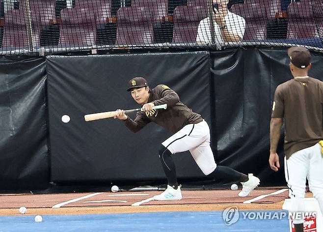 김하성 번트 훈련 (서울=연합뉴스) 류영석 기자 = 2024 MLB 월드투어 서울 시리즈를 앞둔 16일 오후 서울 고척스카이돔에서 샌디에이고 파드리스의 김하성이 훈련을 하고 있다. 2024.3.16 ondol@yna.co.kr