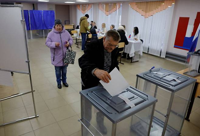 15일(현지시간) 러시아가 통제하는 우크라이나 도네츠크 지역의 키로프스케 마을에서 한 남성이 러시아 대통령 선거 투표소에서 투표를 하고 있다.(사진=로이터)