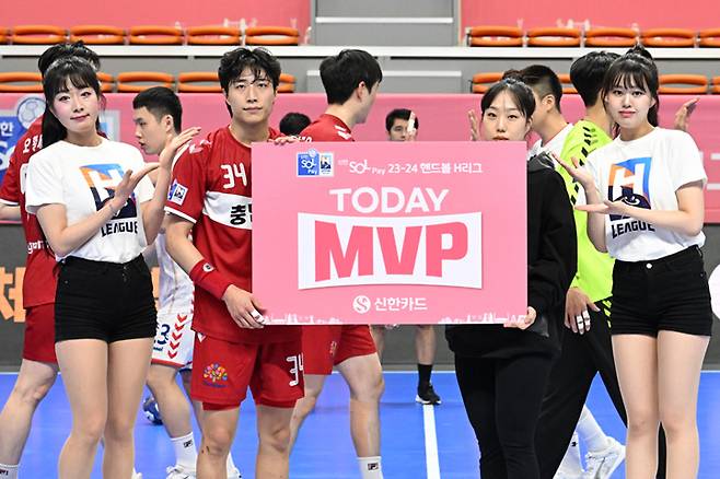 신한 SOL페이 23-24 핸드볼 H리그 남자부 3라운드 상무피닉스와의 경기에서 MVP로 선정된 충남도청 박성한, 사진 제공=한국핸드볼연맹