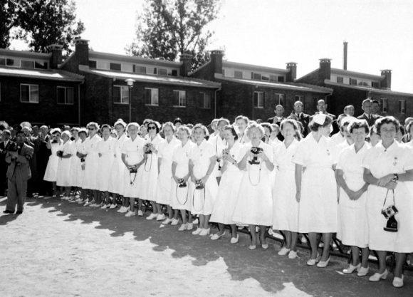 1958년 국립중앙의료원 개원식 때 도열한 북유럽의 의사와 간호사들.