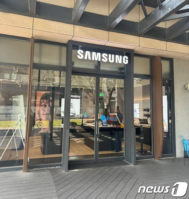국립 타이완 대학교(NTU) 내에 위치한  '삼성 타이완 대학 캠퍼스 스토어(三星智慧館-台大校園門市)' 입구. 2024.3.8 / 뉴스1 ⓒ News1 강태우 기자