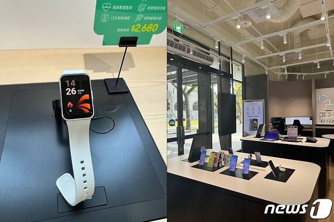 지난 1일 대만에서 출시한 삼성전자 갤럭시핏3(왼쪽)가  '삼성 타이완 대학 캠퍼스 스토어(三星智慧館-台大校園門市)' 내에 진열되어 있다. 오른쪽은 매장 내부 모습. 2024.3.8 / 뉴스1 ⓒ News1 강태우 기자