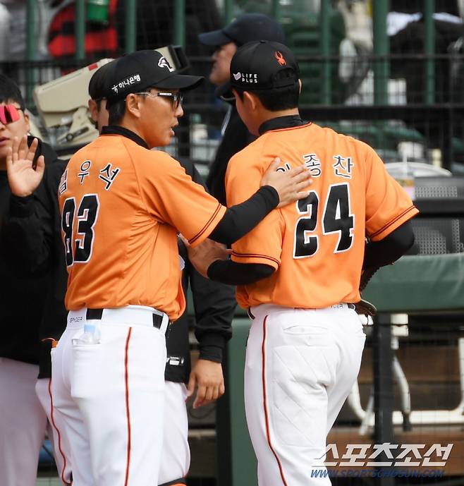 17일 부산 사직야구장에서 열린 KBO리그 롯데와 한화의 시범경기. 한화 김우석 코치가 수비를 마치고 들어서는 임종찬을 반기고 있다. 부산=박재만 기자 pjm@sportschosun.com/2024.03.17/