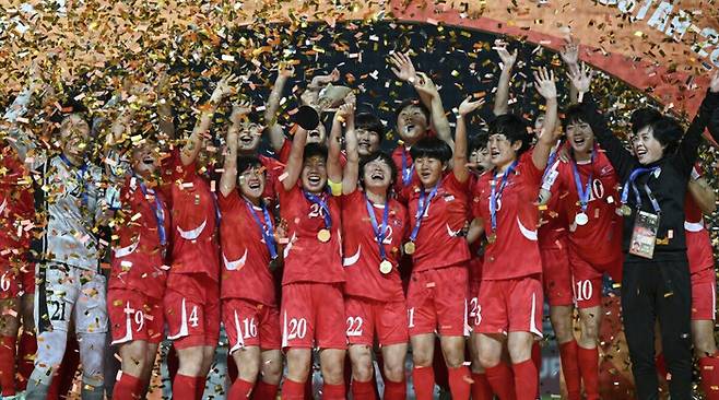 북한 20살 이하 여자 축구 대표팀이 16일(한국시각) 우즈베키스탄 스타디온 마즈부아시에서 열린 2024 아시아축구연맹 U20 아시안컵 결승에서 일본을 2-1로 꺾고 우승을 차지했다. 아시아축구연맹 누리집 갈무리