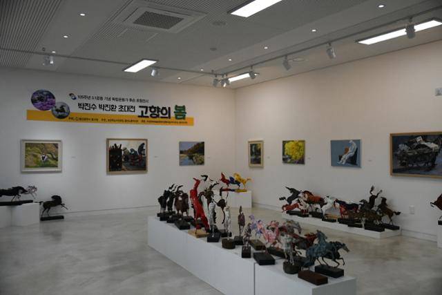 울산 동구청이 105주년 3·1운동 기념사업으로 마련한 박진수·박진환 형제 초대전 ‘고향의 봄’. 울산=박은경 기자