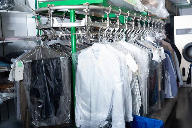 드라이클리닝을 한 옷은 비닐을 벗긴 후 보관하는 게 안전하다./사진=게티이미지뱅크