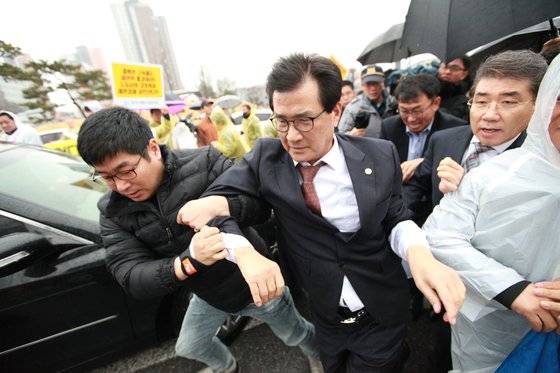 충북선 고속화 사업 예타면제 발표 두달 뒤인 2019년 3월 충북 제천시를 찾은 이시종 전 충북지사가 제천역 경유를 촉구하는 시민에게 항의를 받고 있다. 연합뉴스
